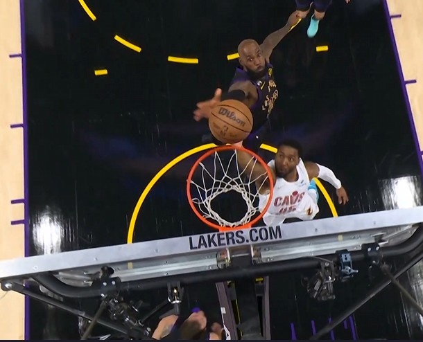 B体育官方网站-上来就拉满！米切尔首攻快速攻筐 詹姆斯身后追防大帽扇飞！