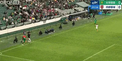 B体育登录入口-胡荷韬禁区边缘对王刚犯规，裁判出示黄牌警告